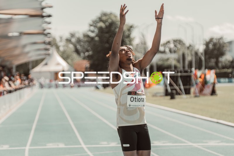 Bright Otiora jubelt beim Zieleinlauf bei der 32. Junioren-Gala Mannheim