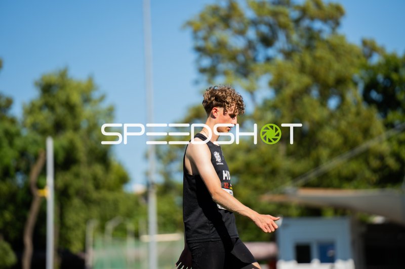 Athlet (#32x) beim Leichtathletik-Wettkampf im Michael-Hoffmann-Stadion Mannheim