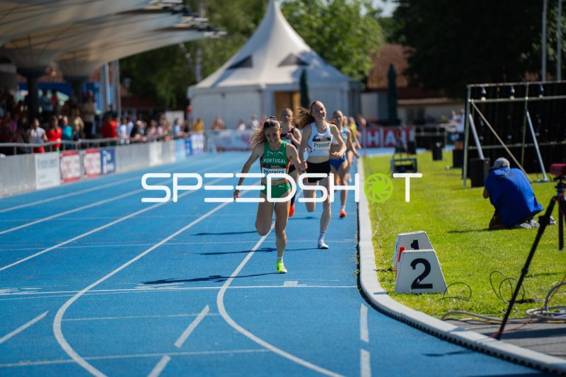 Mariana Moreira (Portugal) führt vor Sterre Provost beim 800m-Lauf in Mannheim
