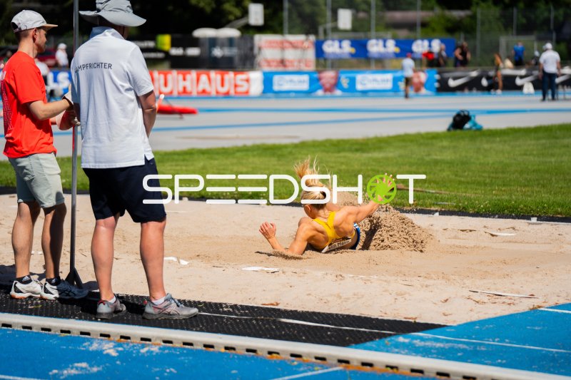 Weitsprung-Landung im Sand beim Leichtathletik-Meeting in Mannheim