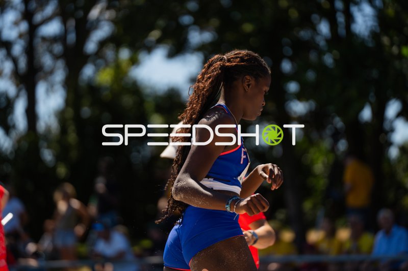 Athletin beim Sprint im Michael-Hoffmann-Stadion Mannheim
