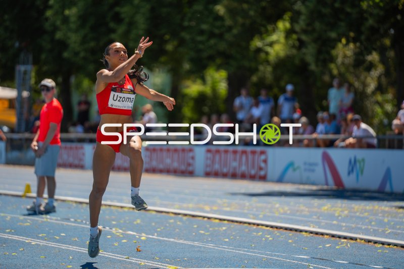 Emily Uzoma beim Dreisprung im Michael-Hoffmann-Stadion Mannheim