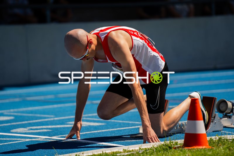 Athlet in den Startblöcken beim Sprint im Michael-Hoffmann-Stadion Mannheim