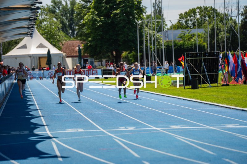Carina Stettler (#332) und Lena Anochili (#77) im Sprintfinale in Mannheim