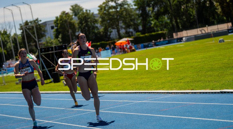 Xenia Buri (#310) führt vor Lily Bradley (#181) beim Sprint in Mannheim