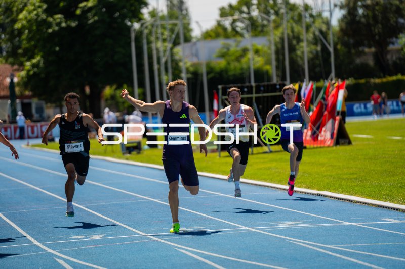 Jakob Kemminer, Robin Quenoi (#122) und Kian Redman (#209) im Sprintfinale in Mannheim