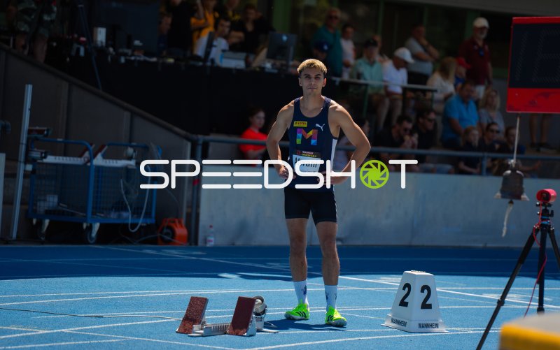 Liam Atwani (#411) vor dem Start beim 40H-Lauf in Mannheim