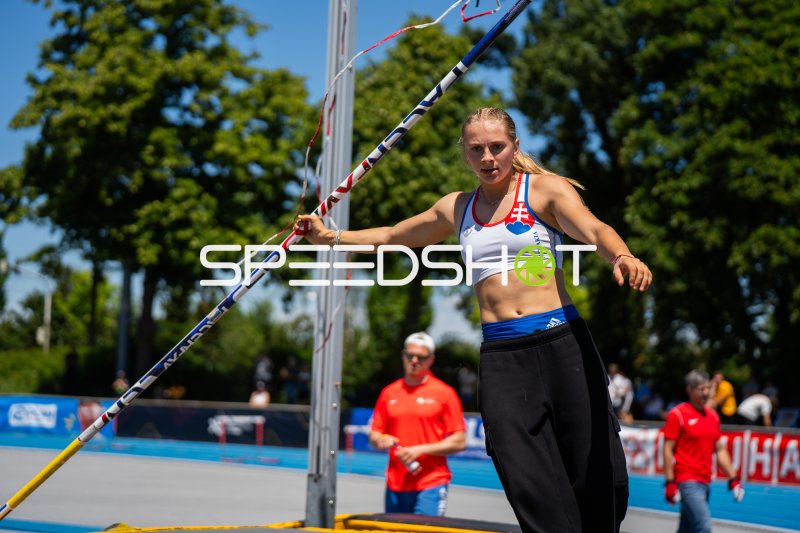 Athletin aus der Slowakei beim Stabhochsprung im Michael-Hoffmann-Stadion Mannheim