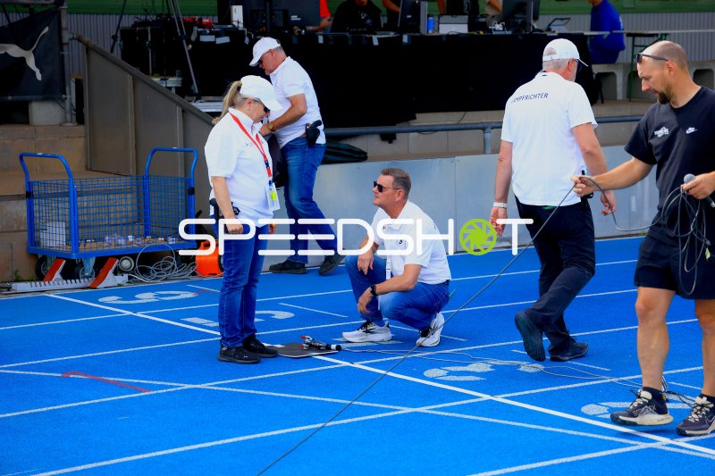 Kampfrichter und Techniker bei Aufbauarbeiten im Michael-Hoffmann-Stadion Mannheim