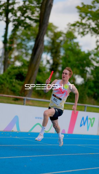Belgischer Staffelläufer (#32) mit Stab beim 4x100m-Lauf in Mannheim