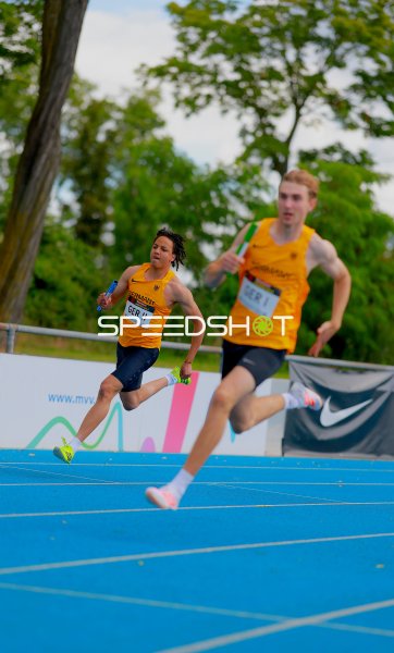 Adrian Primus beim 4x100m-Staffellauf im Michael-Hoffmann-Stadion Mannheim