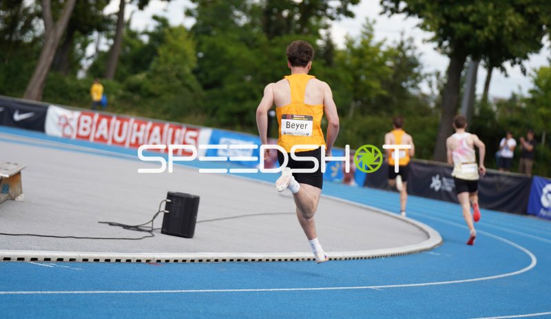 Dennis Beyer (#70) beim 400m-Lauf im Michael-Hoffmann-Stadion Mannheim