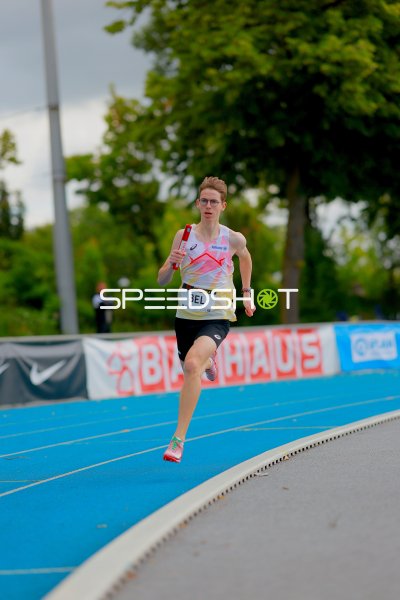 Belgischer Staffelläufer mit Stab beim 4x100m-Staffellauf in Mannheim