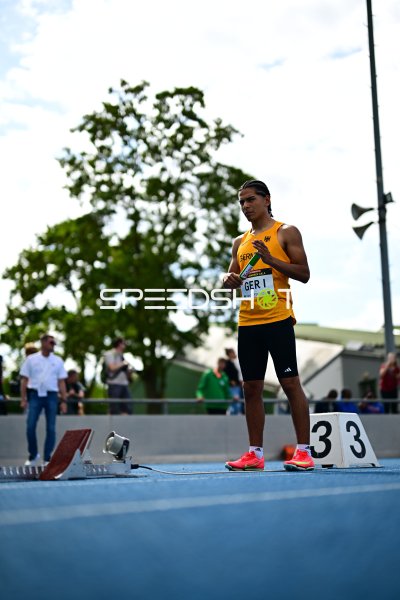 Deutscher Sprinter an Startblock 3 beim Juniorenmeeting in Mannheim