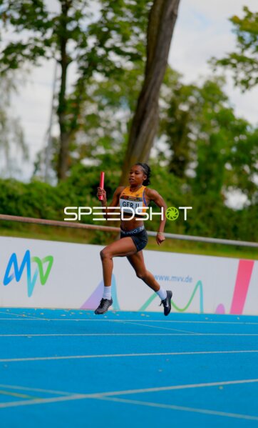 Staffelläuferin GER II (#32) beim 4x100m-Staffellauf in Mannheim