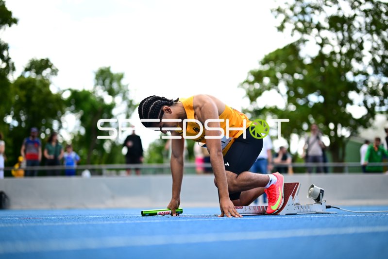 Deutscher Starter in den Startblöcken beim 4x100m-Staffellauf