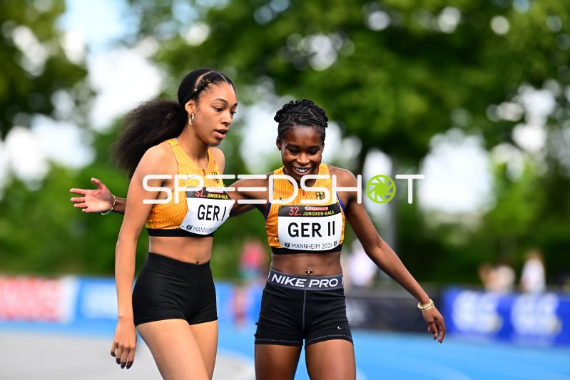 DE LUYZ Liyana Barragan und Teamkollegin bei der 32. Junioren-Gala Mannheim