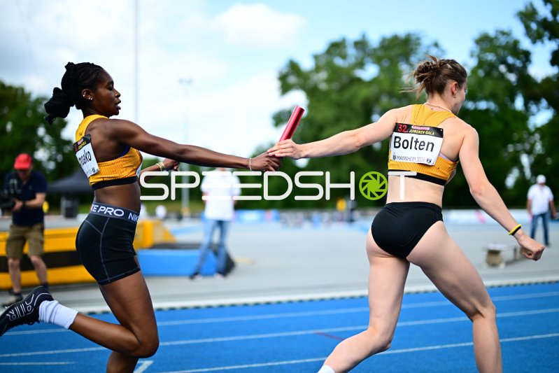 Staffelübergabe beim 4x100m-Lauf bei der 32. Junioren-Gala Mannheim
