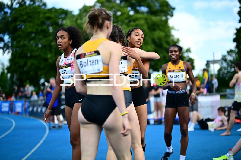Liyana Barragan De Luyz und Athletinnen vor dem Start beim Junioren-Gala Mannheim