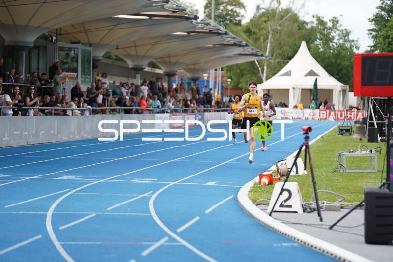 Läufer mit Startnummer GER I führt Lauf im Michael-Hoffmann-Stadion Mannheim