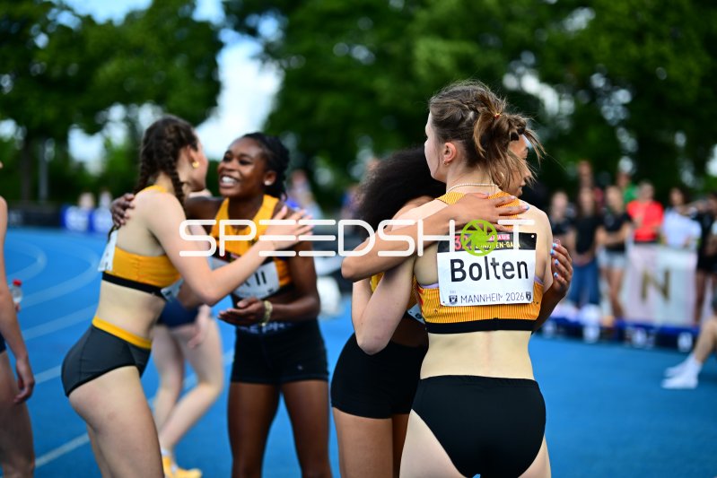 Athletinnen feiern nach dem Wettkampf bei der 32. Junioren-Gala Mannheim 2026