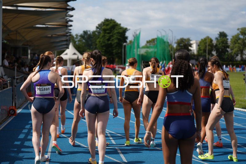 Annie McLean, Cara Monachello, Mieke Wübben und weitere Athletinnen vor dem 400m-Start in Mannheim