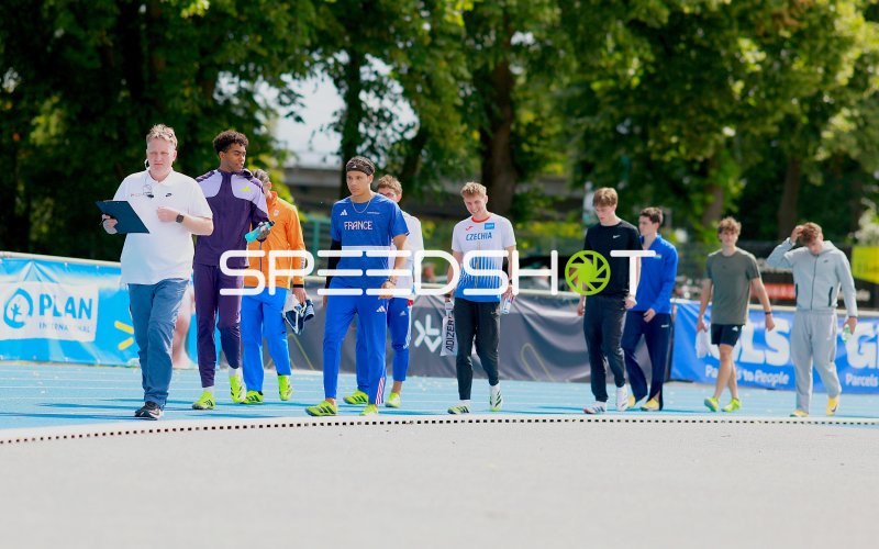 Athleten beim Einlaufen im Michael-Hoffmann-Stadion Mannheim