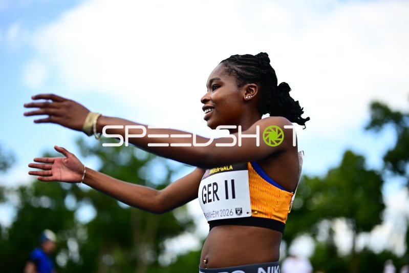 Athletin mit GER II-Startnummer jubelt beim Juniorengala Mannheim 2026