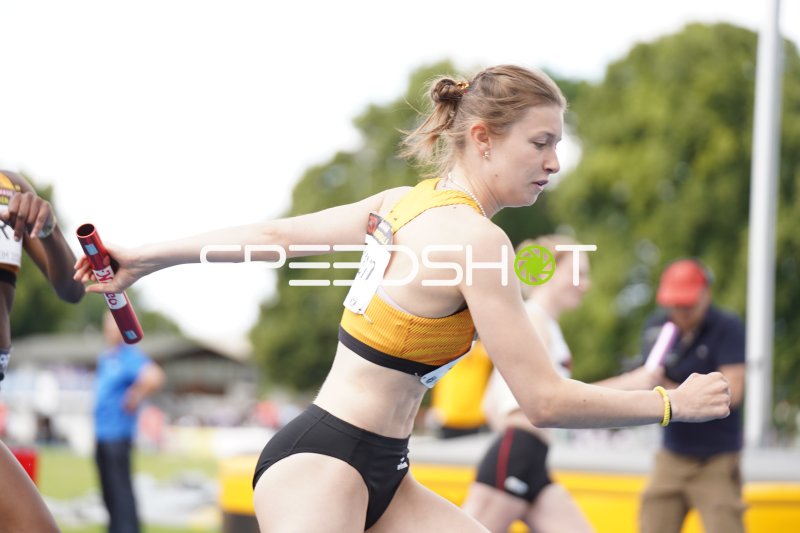 Amke Bolten beim Staffelwechsel im 4x400m-Lauf in Mannheim