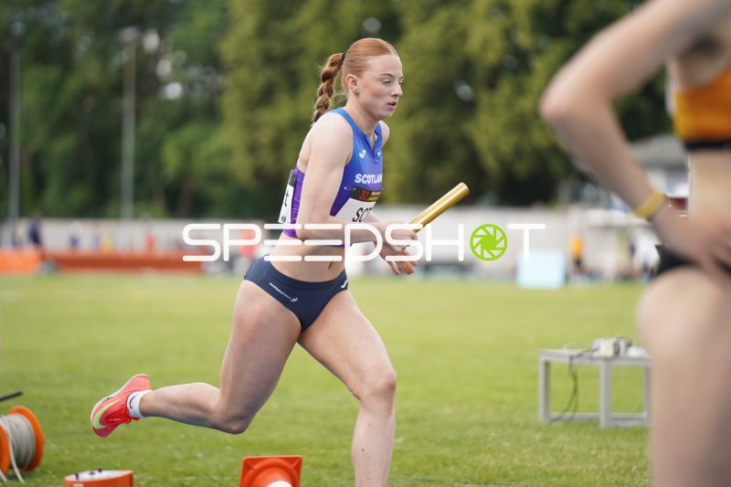 Staffelläuferin aus Scotland beim 4x100m-Lauf im Michael-Hoffmann-Stadion