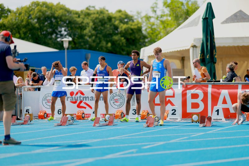 Arne Döring beim 110m-Hürden-Start im Michael-Hoffmann-Stadion Mannheim