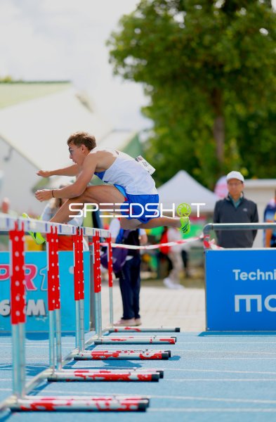Hürdenläufer beim Sprung über die Hürde im Michael-Hoffmann-Stadion Mannheim
