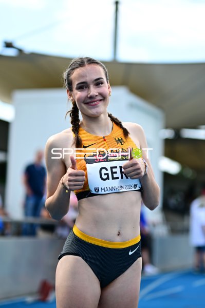 Fischer Luna zeigt Daumen hoch beim 32. Junioren-Gala Mannheim 2026