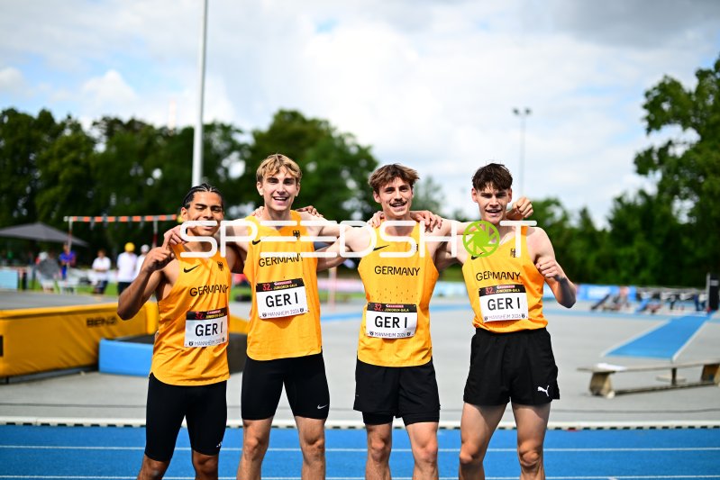 Tjark Schult und Nikolas Raeth mit deutschem 4x400m-Hürden-Team bei der 32. Junioren-Gala Mannheim