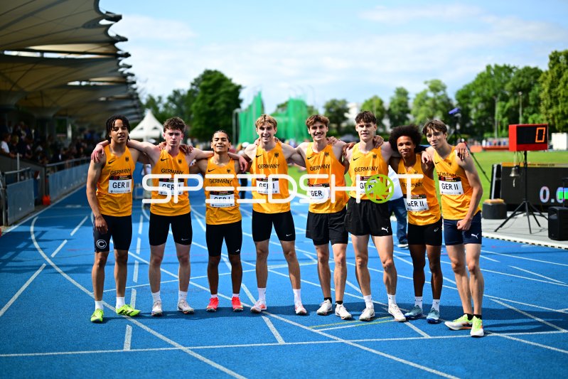 Adrian Primus, Dennis Beyer, Tjark Schult u.a. – Deutsches Staffel-Team beim Gruppenfoto in Mannheim