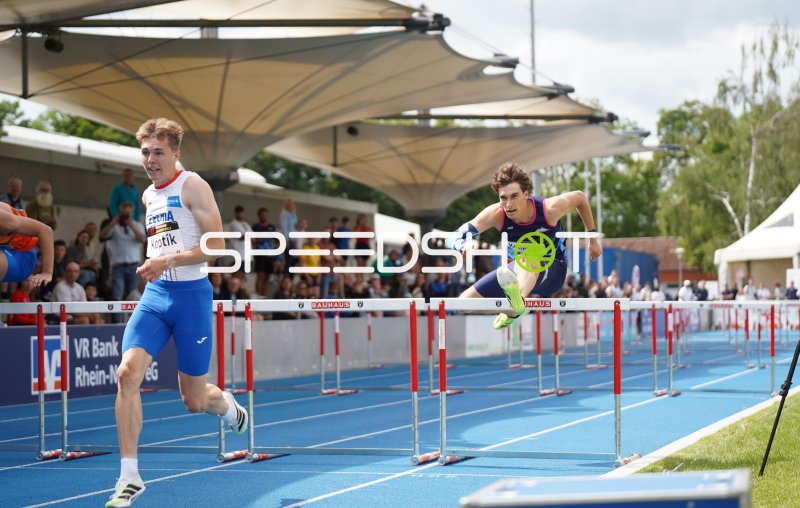 Lukáš Koptík (#361) und Jakob Kollegger (#369) im 110m-Hürdenlauf