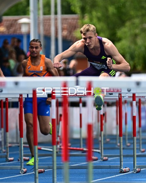 Jayden Parkin (#360) beim 110m Hürdenlauf im Michael-Hoffmann-Stadion Mannheim