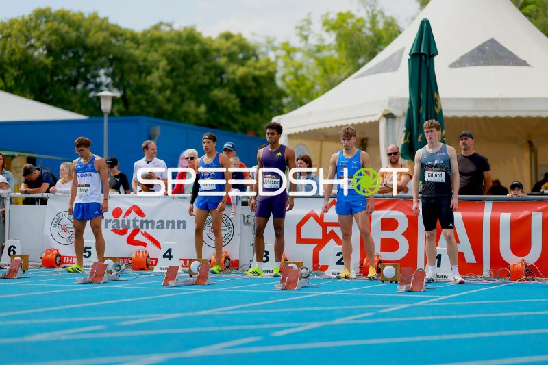 Anthony Johnsen, Tom Gillard und Arne Döring beim Start der 110m-Hürden in Mannheim