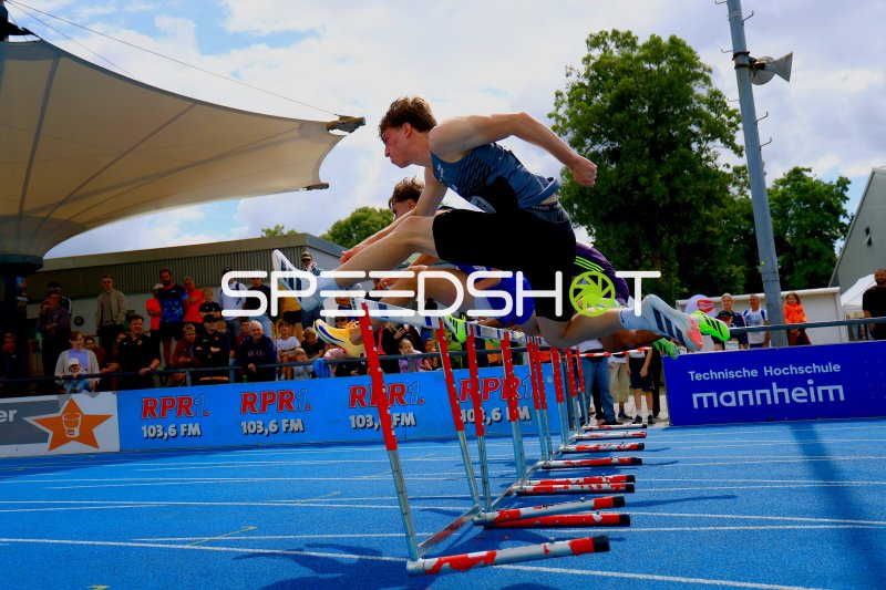 Hürdenläufer beim Sprung über die Hürde im Michael-Hoffmann-Stadion Mannheim