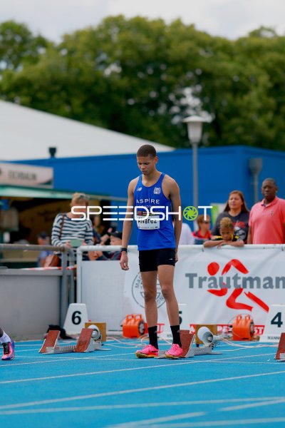Adolfo Alvarez (#290) vor dem Start beim 110m-Hürden in Mannheim