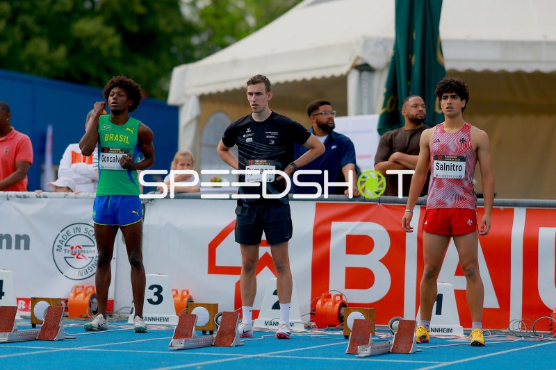 Sven Rymann (#328), Odair Goncalves (#144) und Benjamin Salnitro (#253) vor dem Start