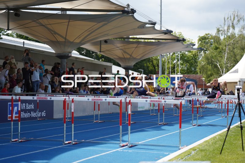 Hürdenläufer im Wettkampf beim Männer-Hürdenlauf in Mannheim