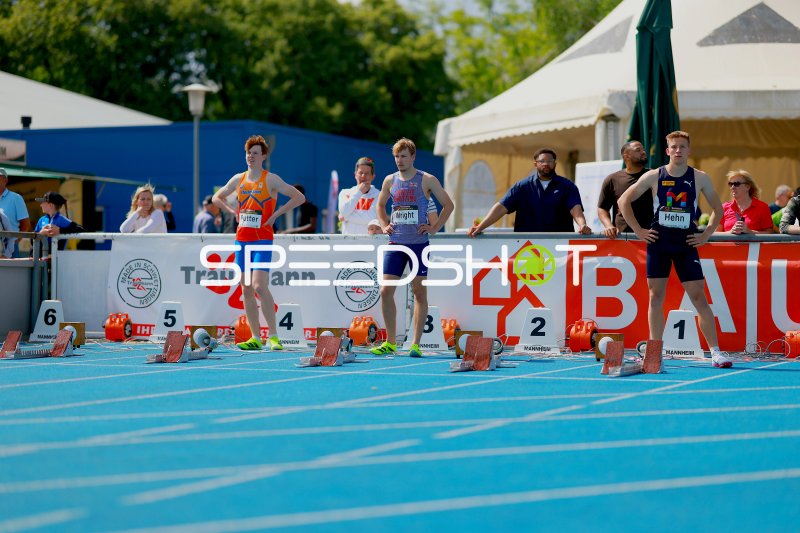 Daniel Hehn (#416) und Jim Putter (#261) vor dem 110m-Hürden-Start in Mannheim