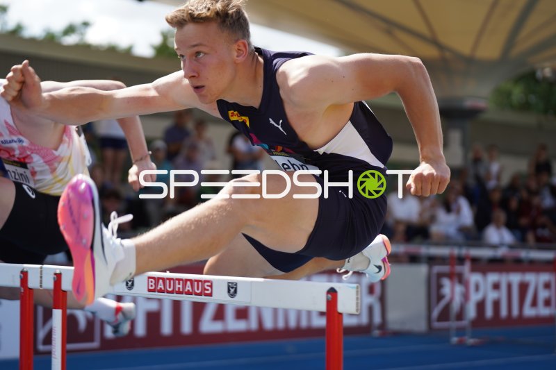 Daniel Hehn (USC Mainz) überquert Hürde beim 110m-Hürdenlauf in Mannheim