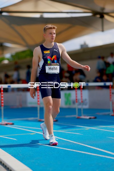 Daniel Hehn (#416) beim 110m-Hürdenlauf in Mannheim
