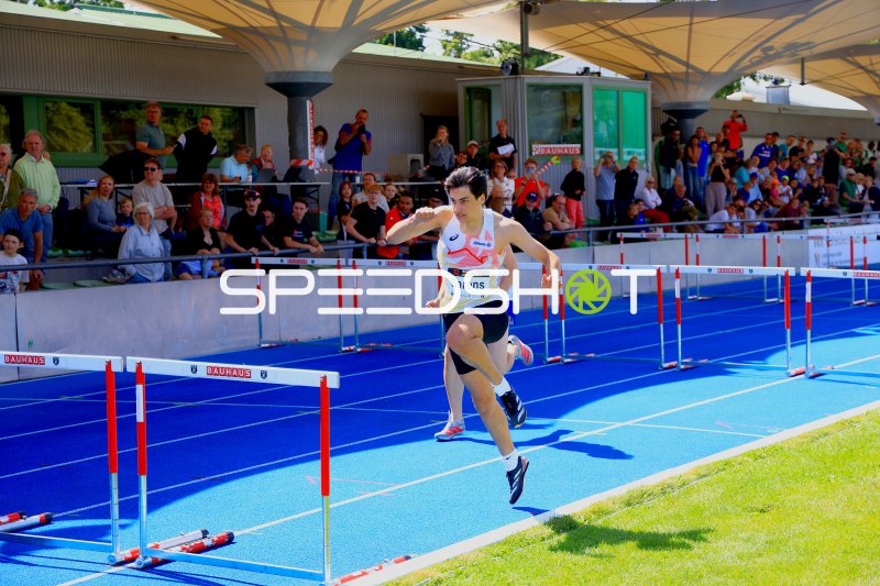 Joel Sarens beim 400m-Hürdenlauf im Michael-Hoffmann-Stadion Mannheim