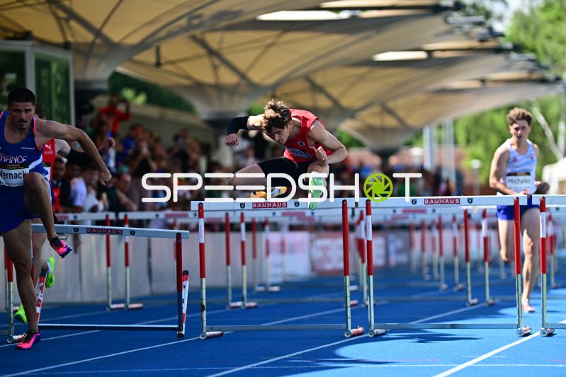 Ewenn Vernack (#172) und Raphael Briel (#363) im 110m-Hürden-Wettkampf in Mannheim