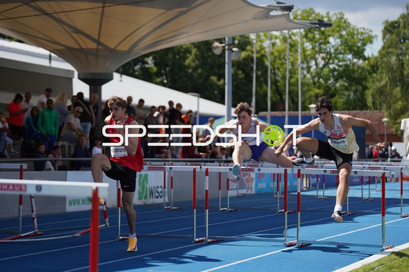 Marc Leonard Hildebrand (#425) und Paul Sarens (#125) beim 110m-Hürdenlauf