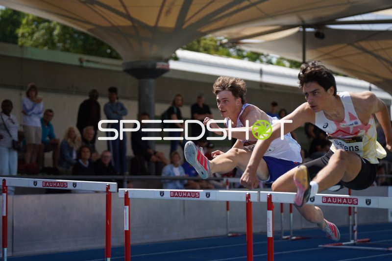 Paul Sarens (#125) beim 110m-Hürdenlauf im Michael-Hoffmann-Stadion Mannheim