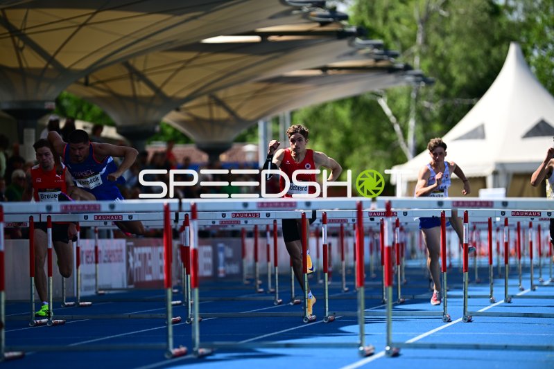 Marc Leonard Hildebrand (#425) beim 110m-Hürdenlauf im Michael-Hoffmann-Stadion Mannheim